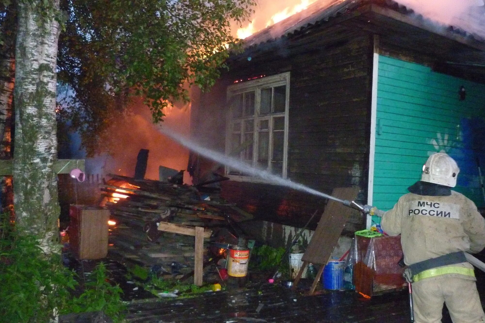 В Вельске ликвидирован крупный пожар в хозяйственных постройках - Все новости - 