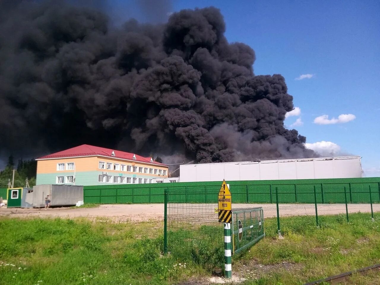 Пожар в вельске сегодня фото и видео Пожар в Вельске, 4 августа 2022 г.; горел цех УЛК - 4 августа 2022 - 29.ру