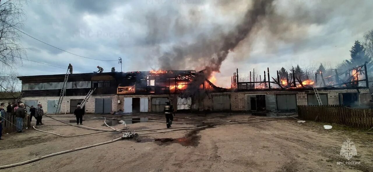 Пожар в вельске сегодня фото и видео В Вельске ликвидирован крупный пожар в хозяйственных постройках - Все новости - 