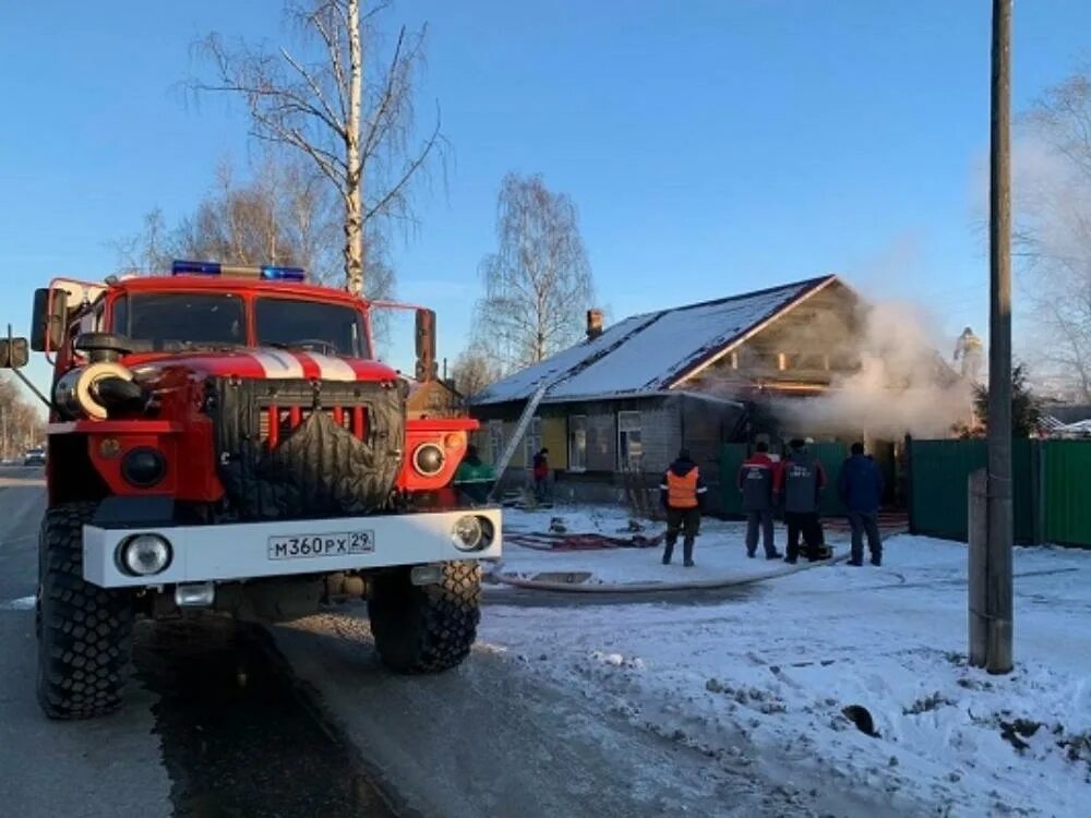 Пожар в вельске сегодня фото и видео В Вельске при пожаре благодаря сотруднику ФСИН лейтенанту Скрозникову удалось сп