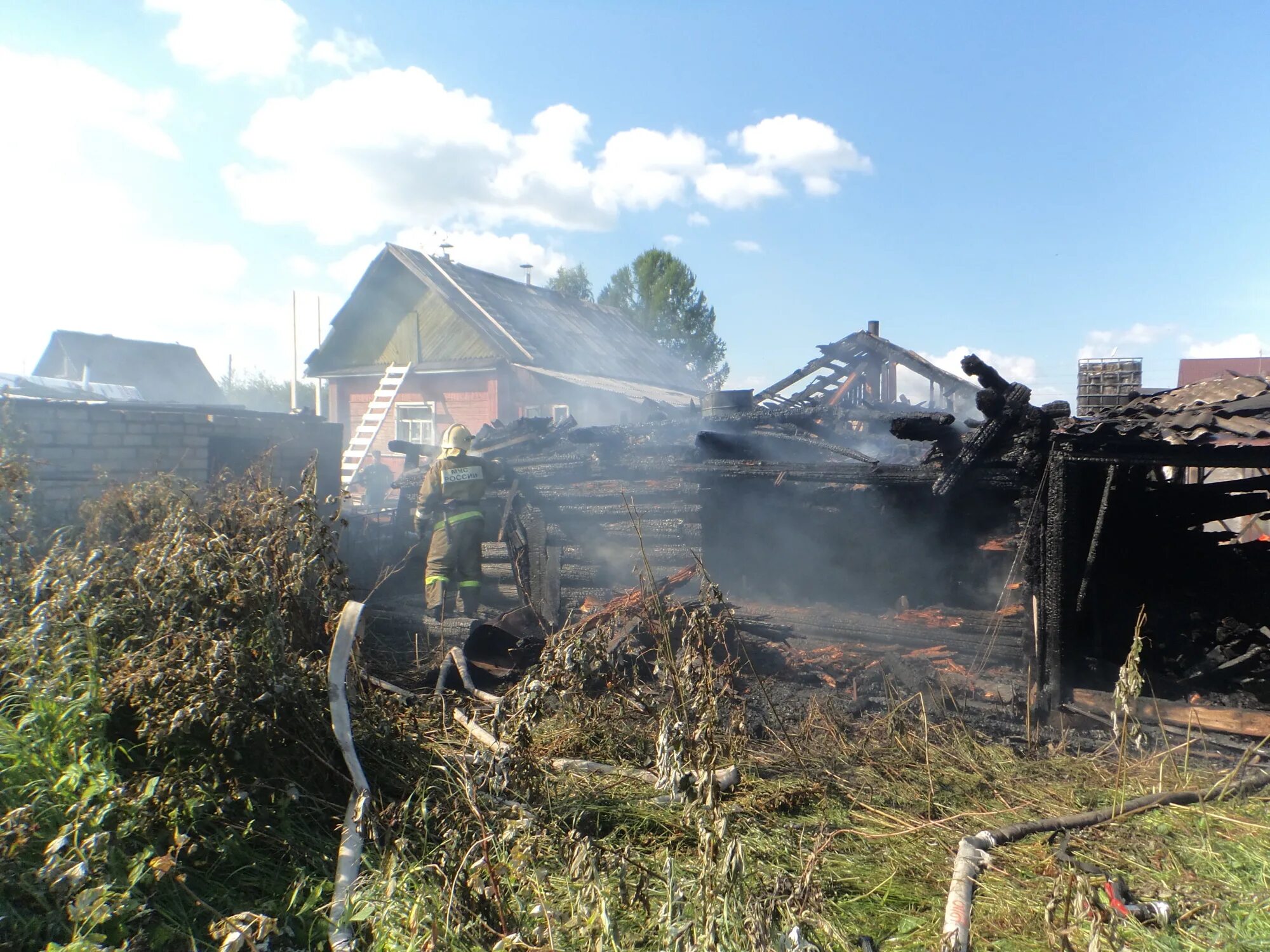 Пожар в вельске сегодня фото и видео Пожарно-спасательные подразделения ликвидировали пожар в Котласском районе Архан