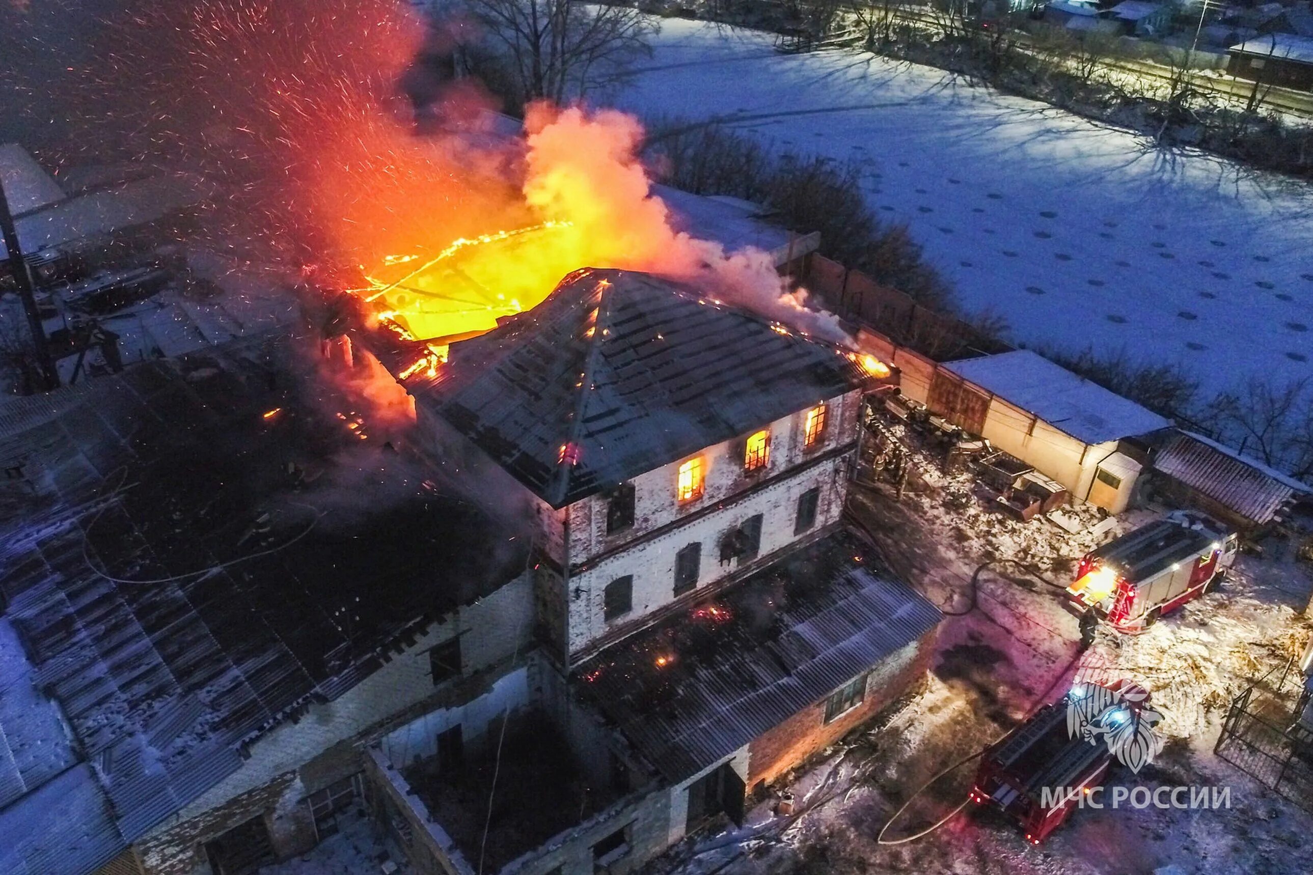 Пожар здания фото 21-11-2022_Ликвидация пожара по улице Набережная в Кургане - смотреть видео онла