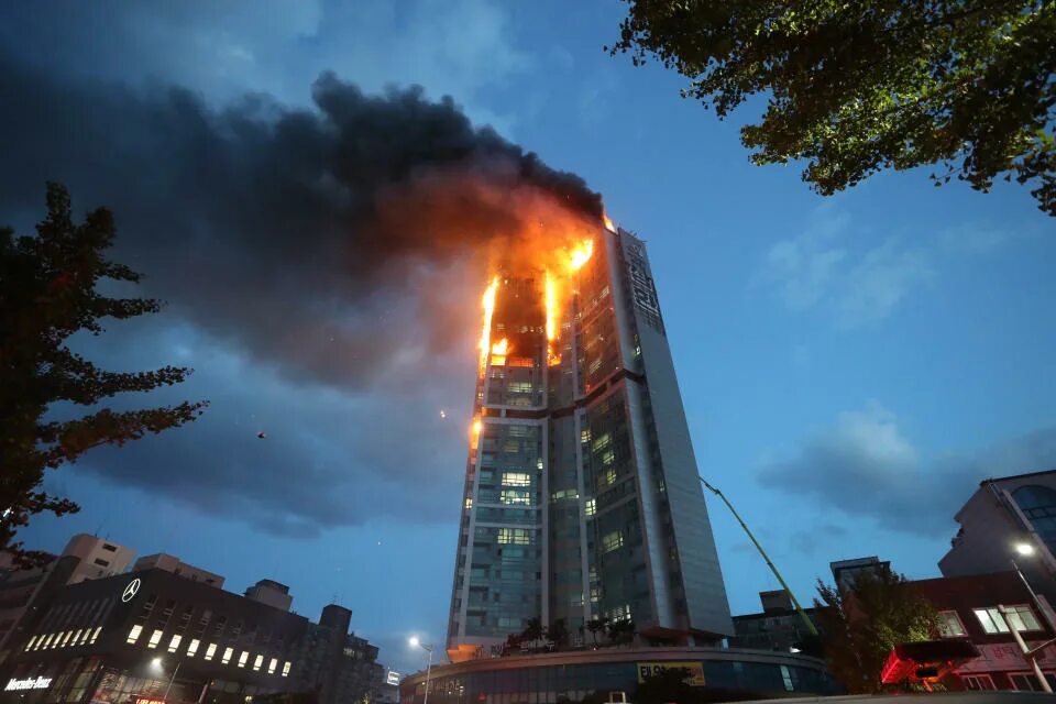 Пожар здания фото Fire in South Korean apartment high-rise hurts at least 88