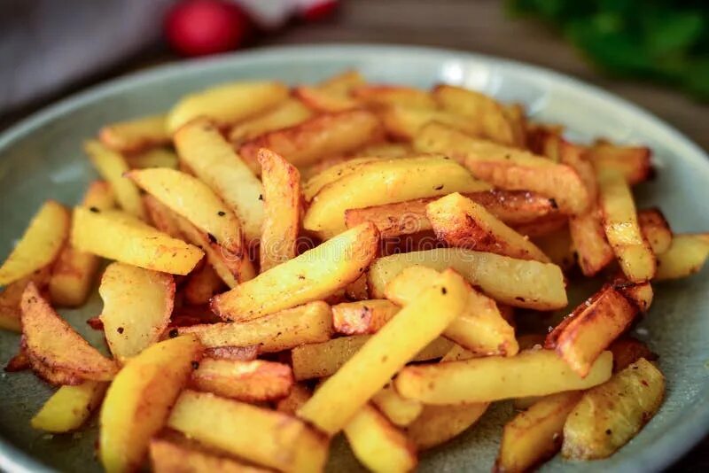 Пожарить картошку рецепт с фото Step by Step Potato Gratin Recipe. Hands Pepper Slices of Potatoes in Glass Baki