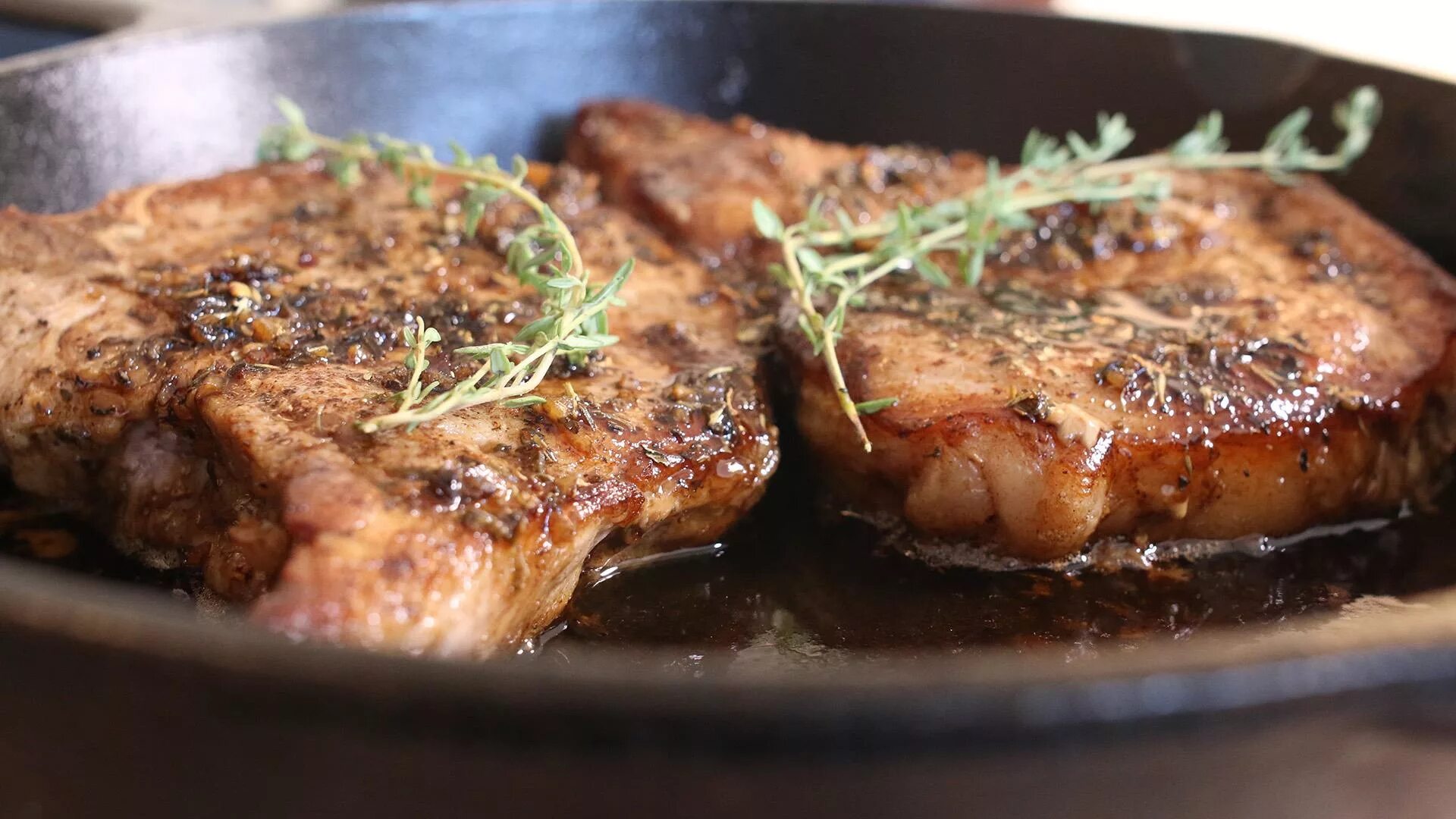 Пожарить свинину рецепты с фото These one-skillet pork chops are the perfect dinner solution