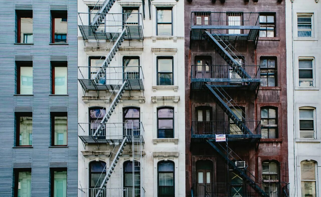 Пожарная лестница на доме в челябинске фото Fire escapes - New York city living Fire escape, New york photos, Manhattan brid