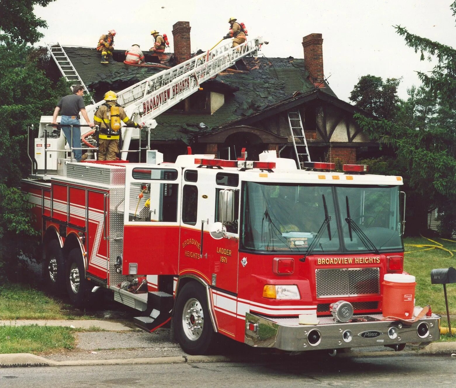 Пожарная машина с лестницей фото Pierce Ladder truck - Photos, News, Reviews, Specs, Car listings Fire trucks, Tr