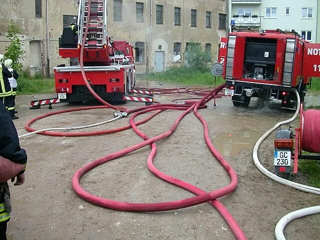 Пожарники для подключения газа Файл:Firemen.jpg - Википедия