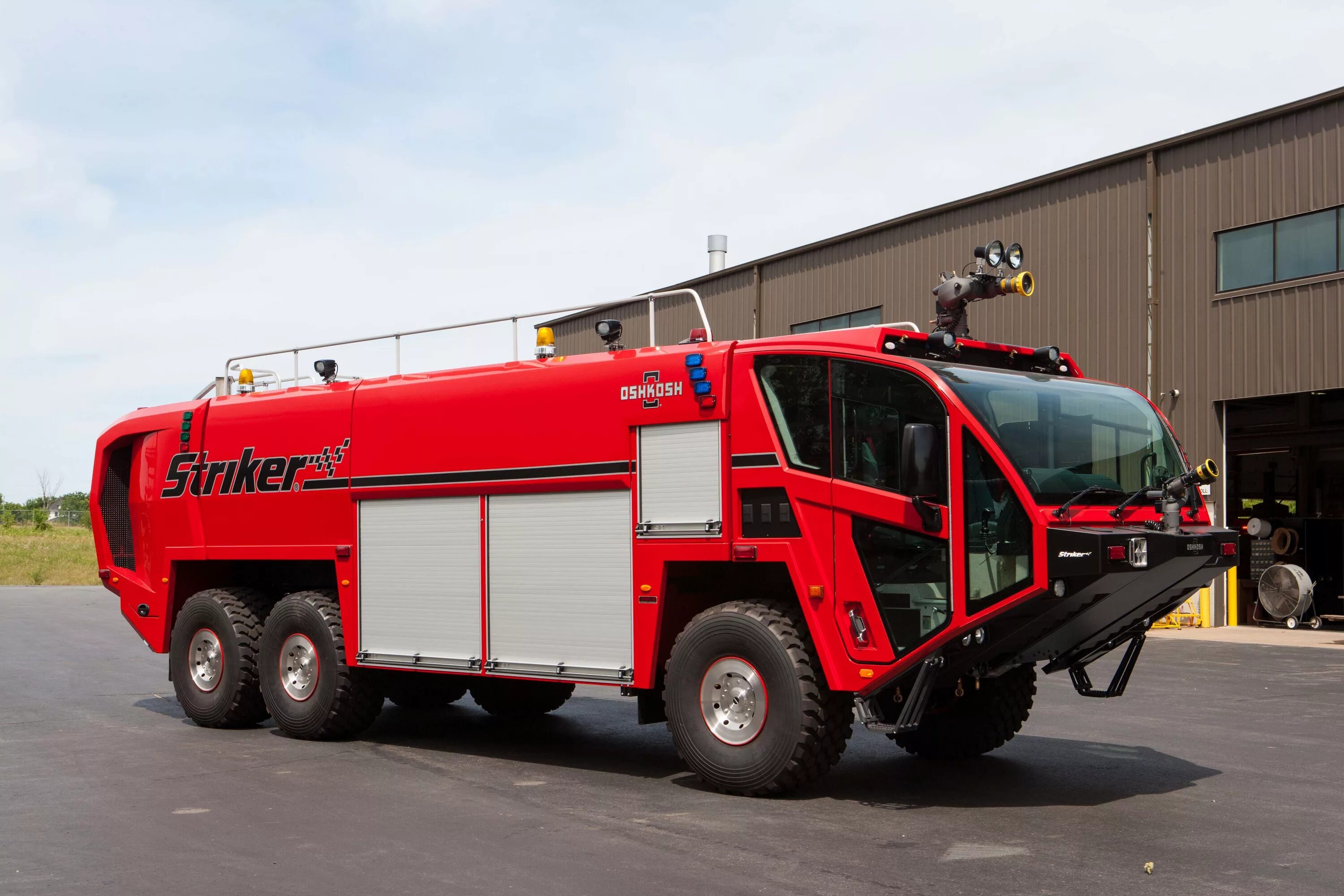 Пожарные автомобили фото Oshkosh Selected by the Kuwait Fire Service to Provide 11 Oshkosh Striker 6 X 6 