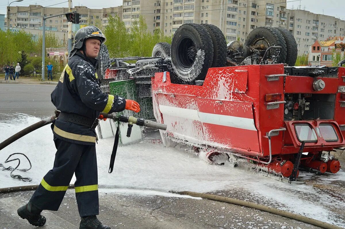 Пожарные екатеринбург фото Спешивший на тушение пожарный автомобиль в Благовещенске попал в аварию - Амурск