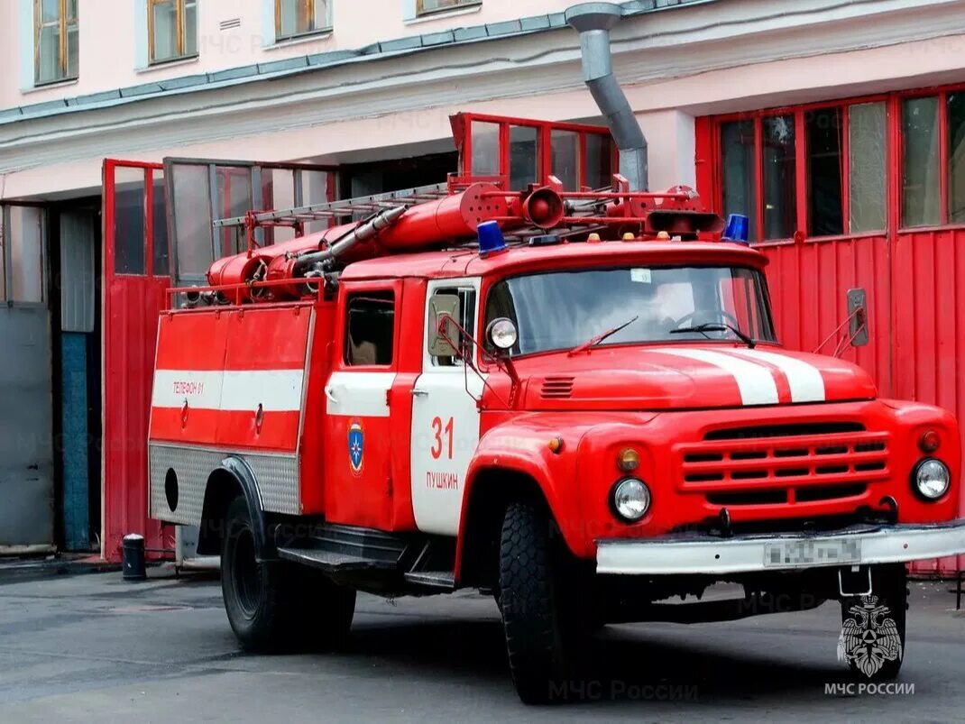 Пожарные екатеринбург фото Пожар в производственном здание на улице Молодежное в г. Лангепасе - Оперативная