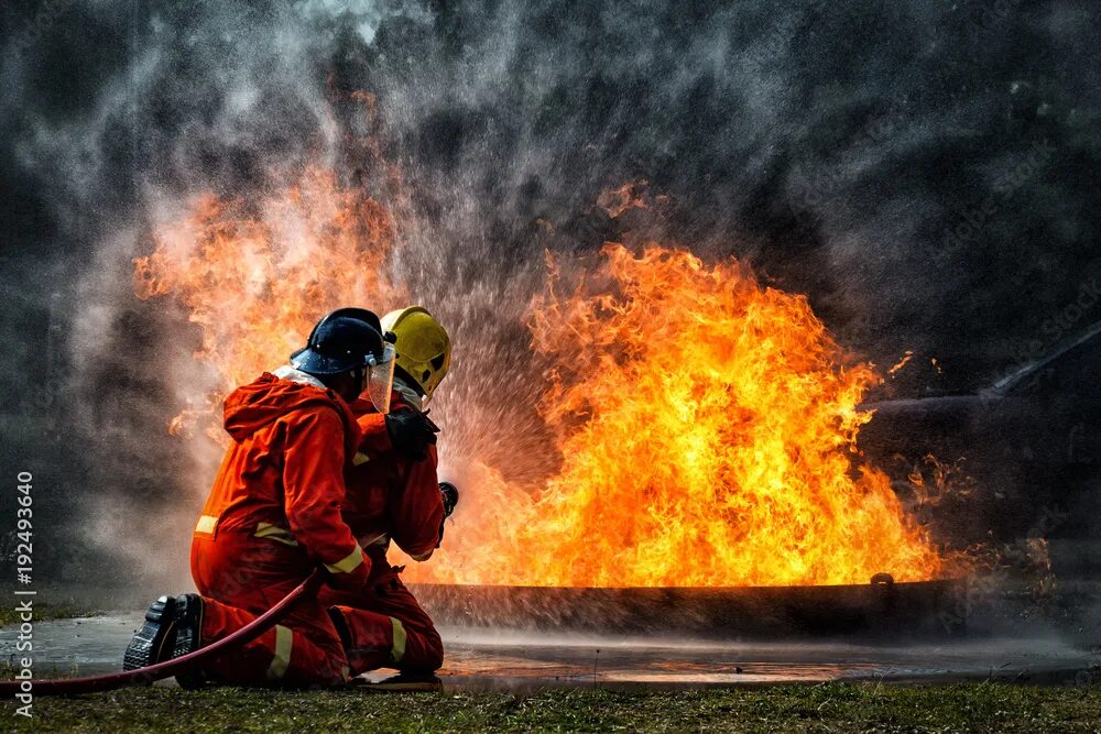 Пожарные екатеринбург фото firefighter training., fireman using water and extinguisher to fighting with fir