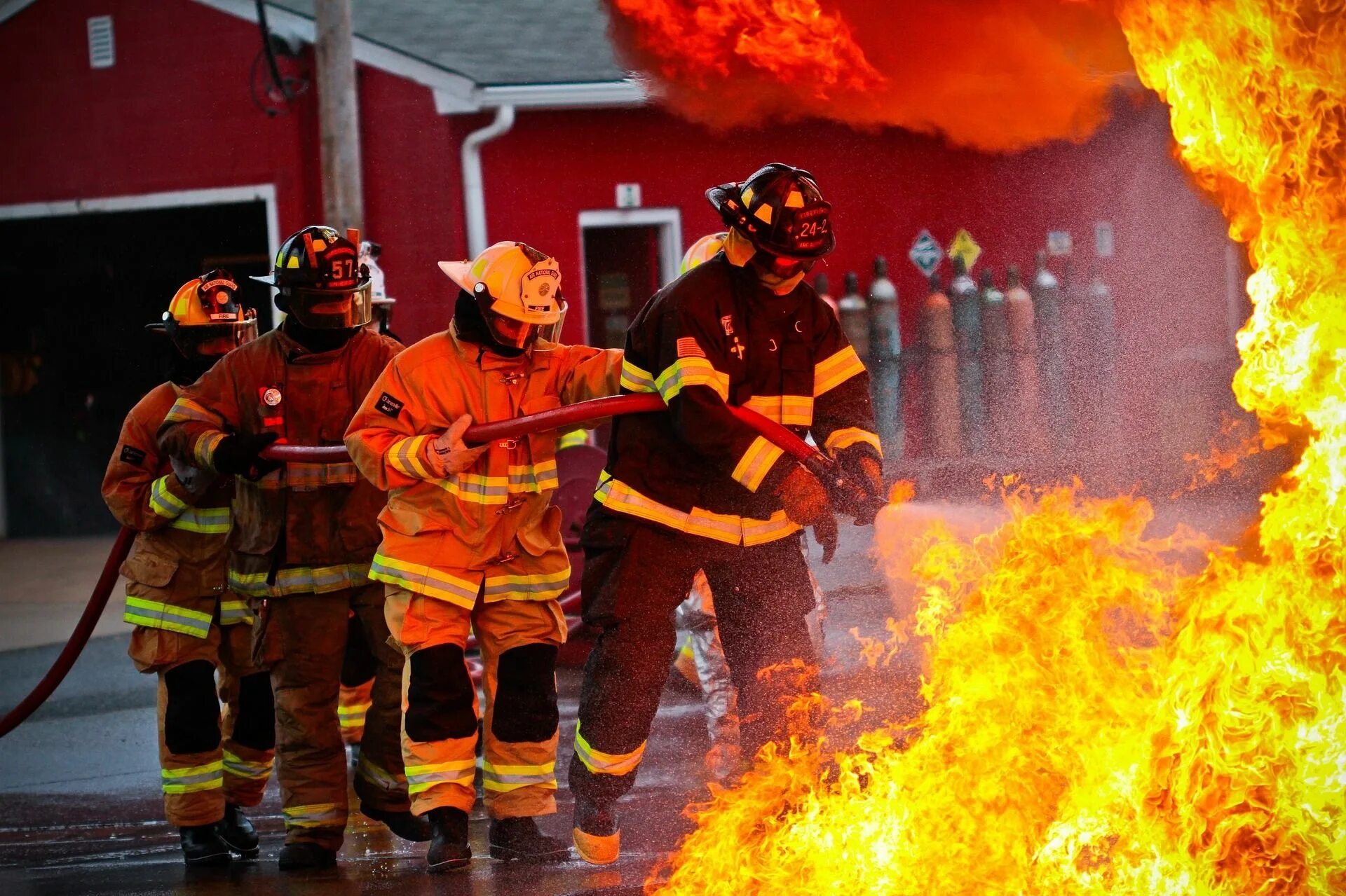 Пожарные фото для проекта Sabías qué.? Los bomberos pasan mucho tiempo entrenando. Necesitan estar en plen