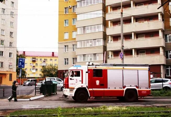 Пожарные омска фото Ранним утром в центре Омска эвакуировали из 14-этажного дома жильцов и их питомц