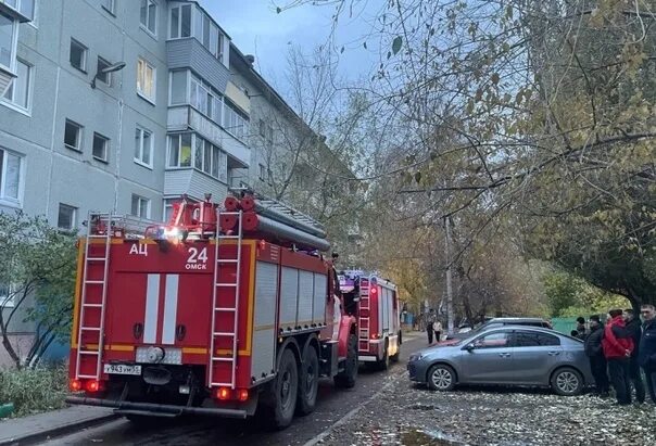 Пожарные омска фото Шел дым с балкона": в омской пятиэтажке произошел пожар Накануне, 19 октября, в 