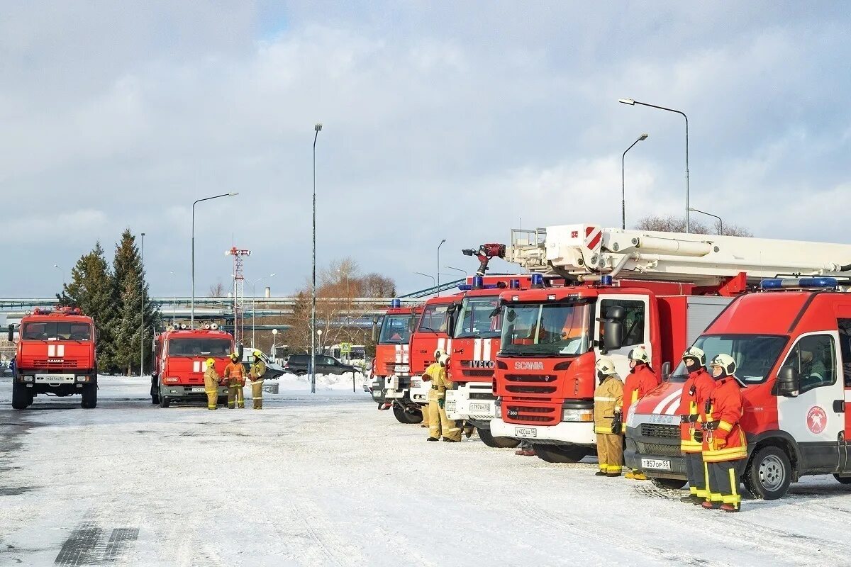 Пожарные омска фото Омские спасатели получили спецтехнику от ОНПЗ - МК Омск