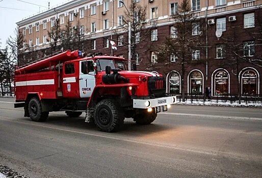 Пожарные омска фото В Омске почти 900 человек эвакуировались из ОмГПУ - там сработала пожарная сигна