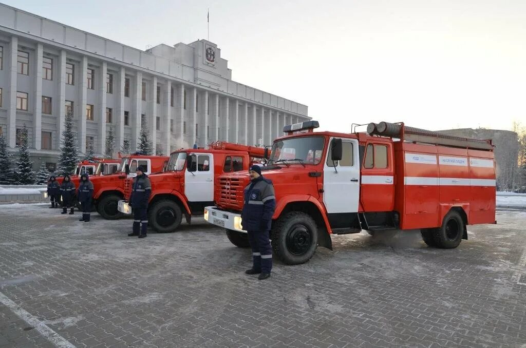 Пожарные омска фото Госдума хочет разрешить пожарным таранить машины россиян. Автошкола"ФОРТУНА" Дзе