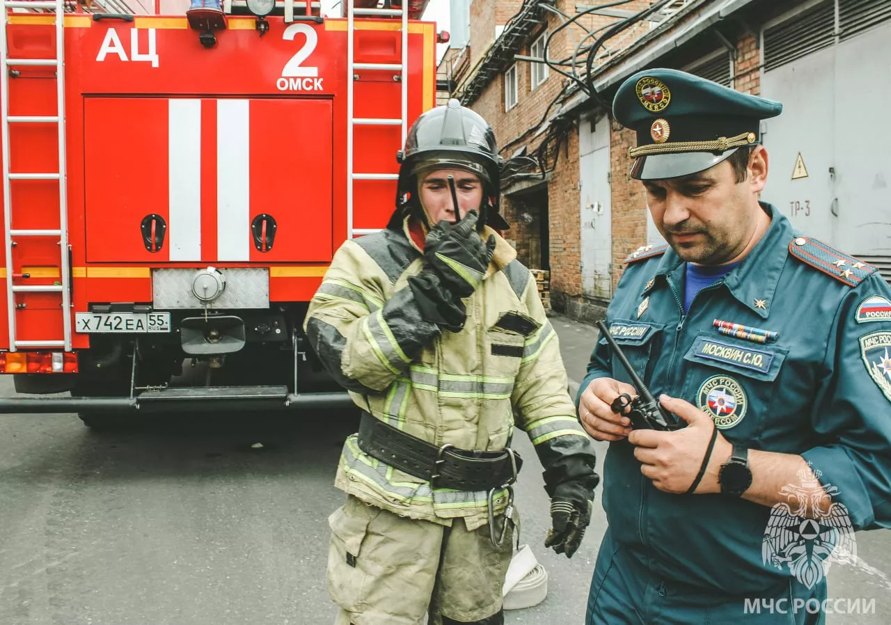 Пожарные омска фото Пожар в Омске на бульваре Победы мог возникнуть из-за удара молнии - ГТРК Иртыш