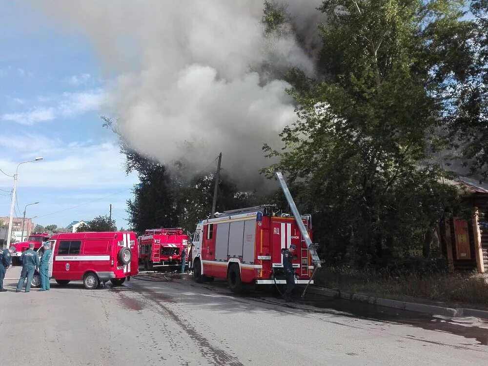 Пожарные омска фото Ликвидацией пожара в центре Омска занимаются сразу 7 единиц техники