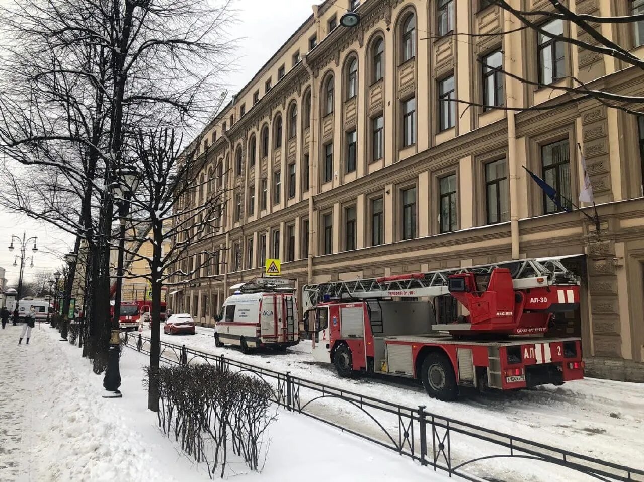 Пожарные спб фото Кровля жилого дома загорелась на проспекте Чернышевского, 17, в Петербурге 21 ма