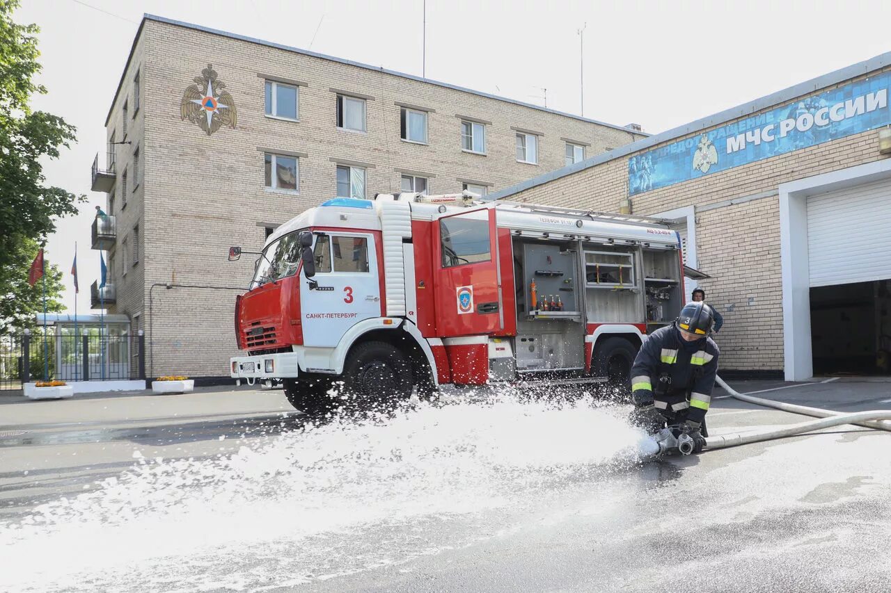 Пожарные спб фото Сегодня пожарная охрана Петербурга отмечает 216-летие