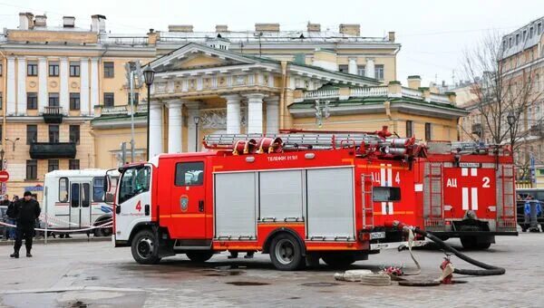 Пожарные спб фото Пять пострадавших при взрыве в метро в Петербурге остаются в больницах - РИА Нов