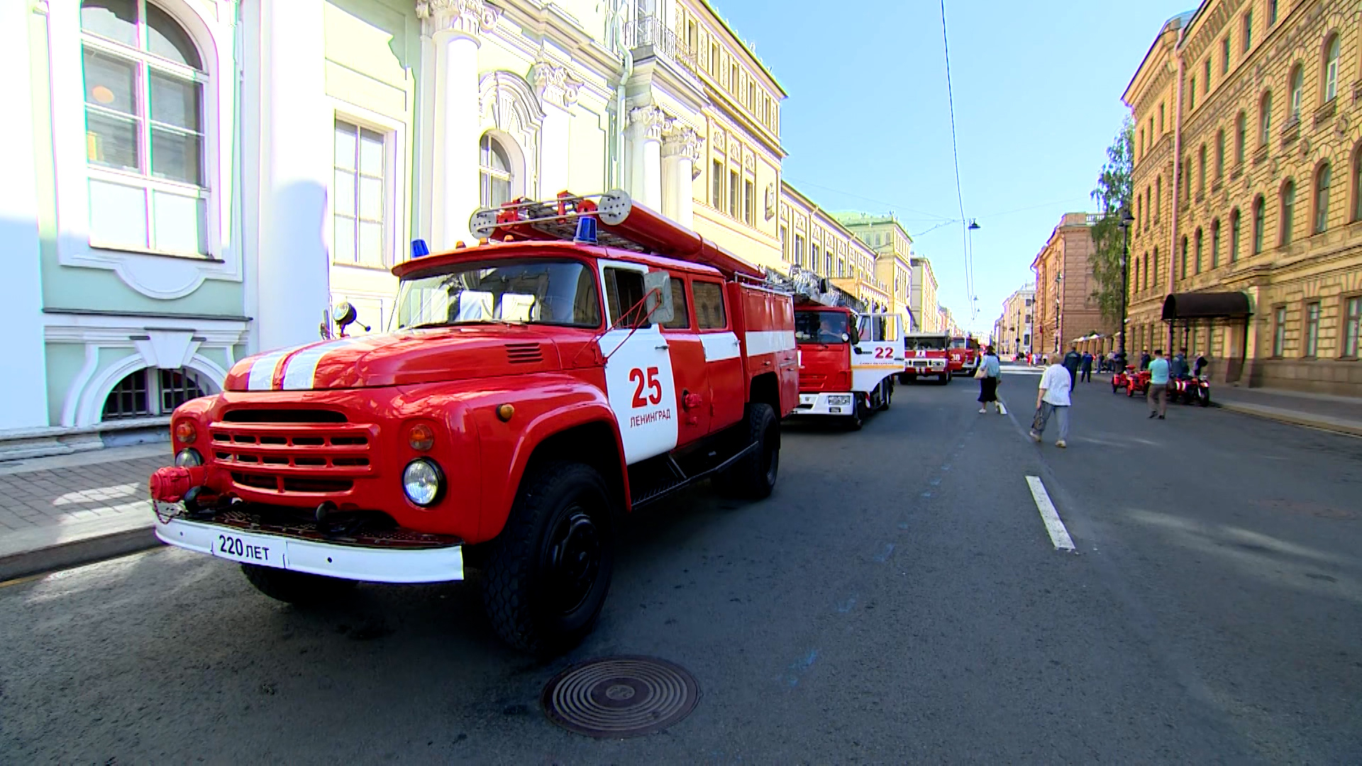 Пожарные спб фото На Дворцовой площади прошел парад в честь 220-летия пожарной охраны Петербурга