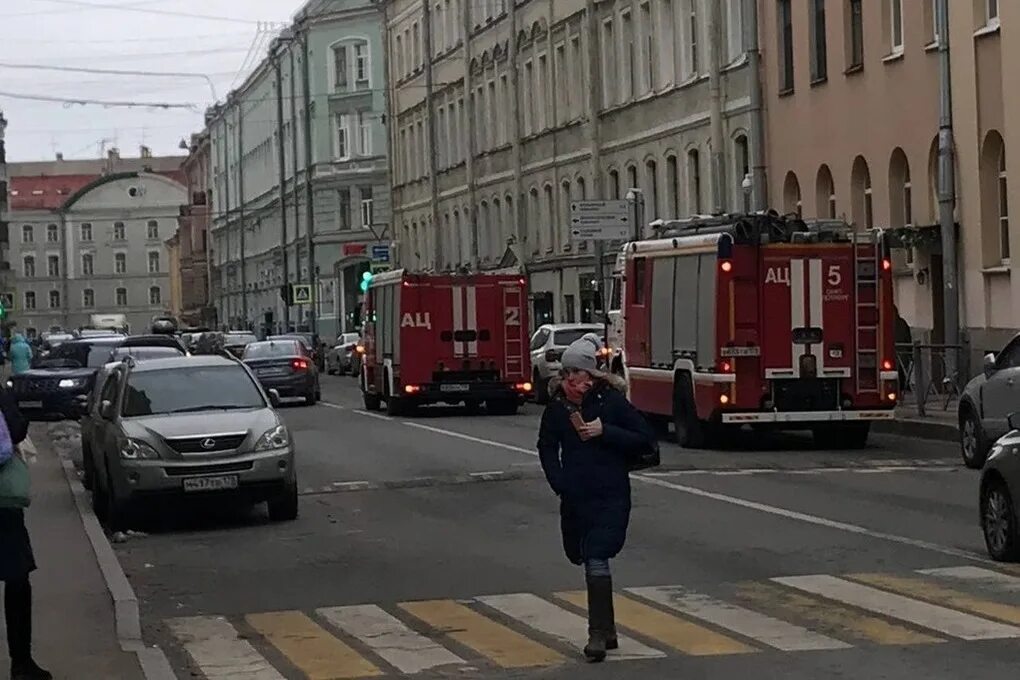 Пожарные спб фото Спасатели эвакуировали 25 человек из-за пожара в здании кинотеатра "Художественн