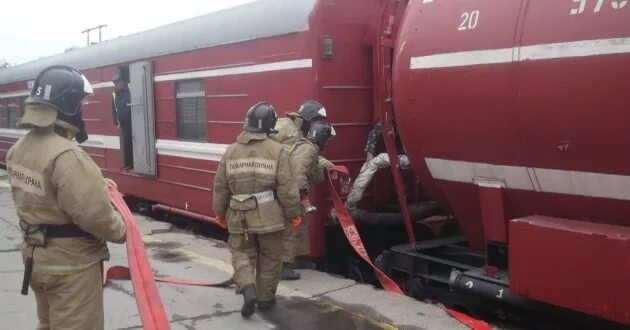 Пожарный поезд фото В Астрахани прошли пожарно-тактические учения с участием пожарного поезда ФГП ВО