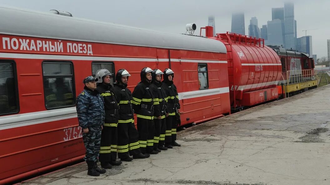 Пожарный поезд фото Из горящей электрички на востоке Москвы эвакуировали около тысячи пассажиров