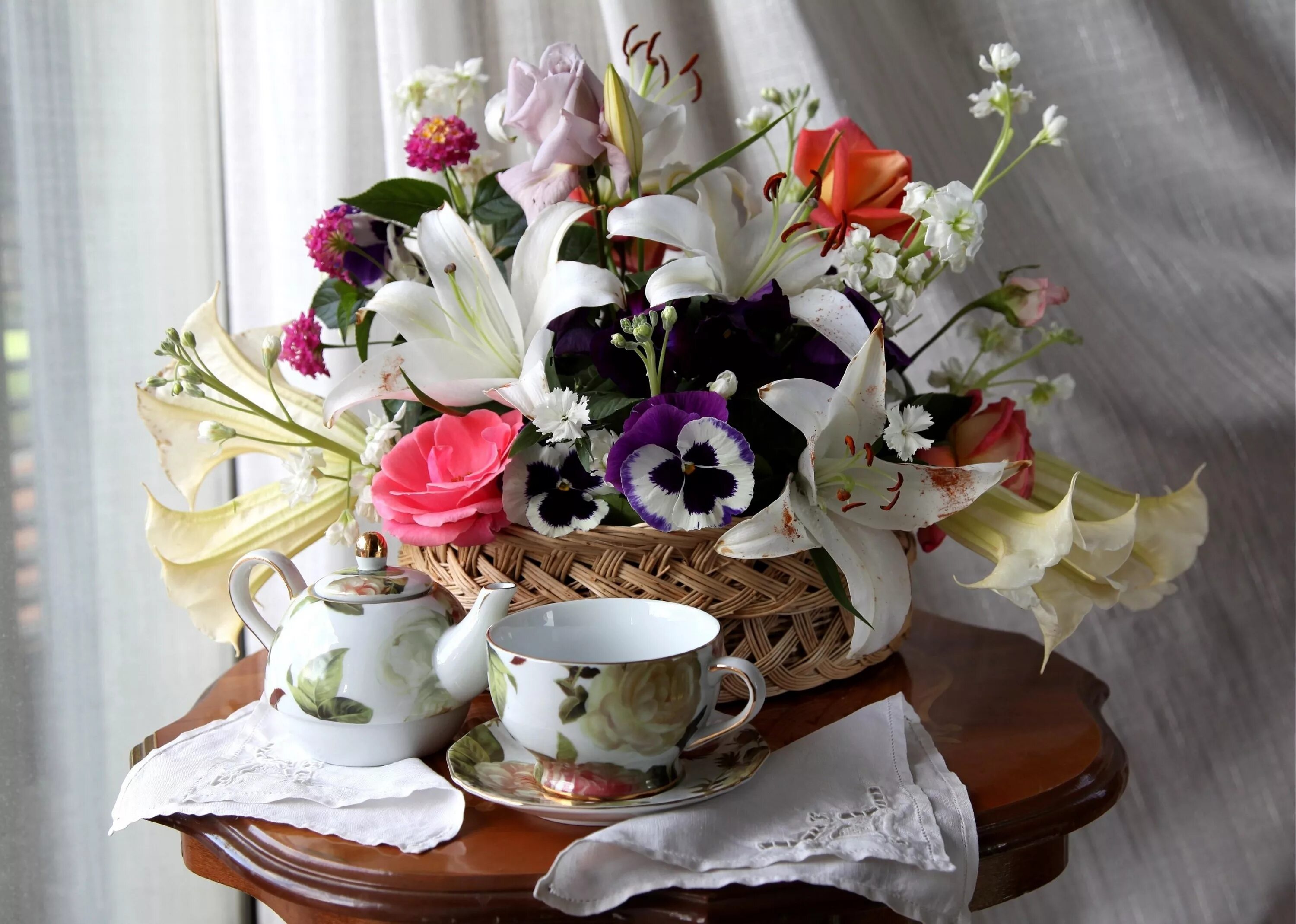 Пожелание доброго утра букеты цветов картинки Wallpaper : roses, lilies, pansies, flower, basket, table, tea 3200x2280 - - 690