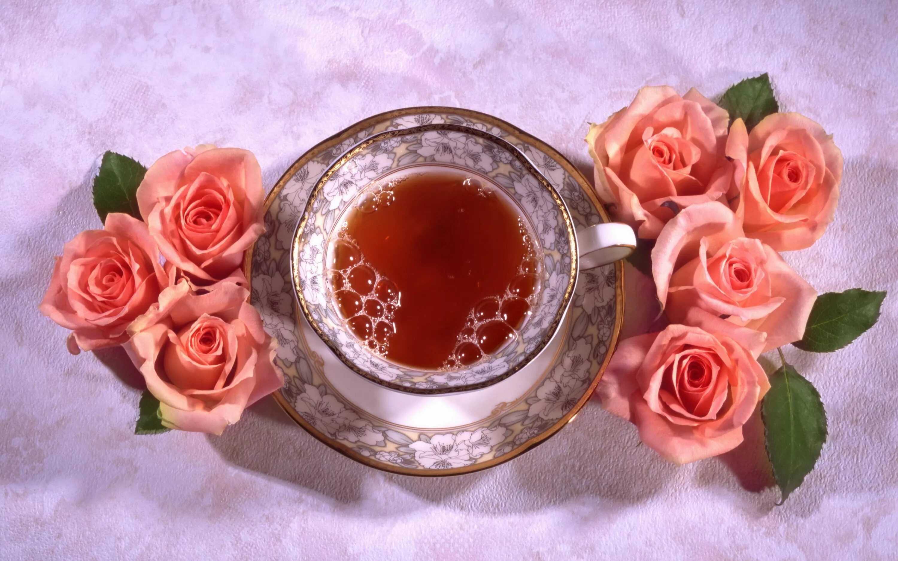 Пожелания с добрым утром женщине красивые картинки A beautiful cup of black tea on a table with pink roses Desktop wallpapers 1280x