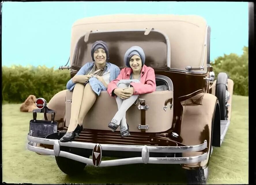 Пожилое ретро фото Rumble seat. Beautiful detail in this image of a pair of pretty ladies enjoying 