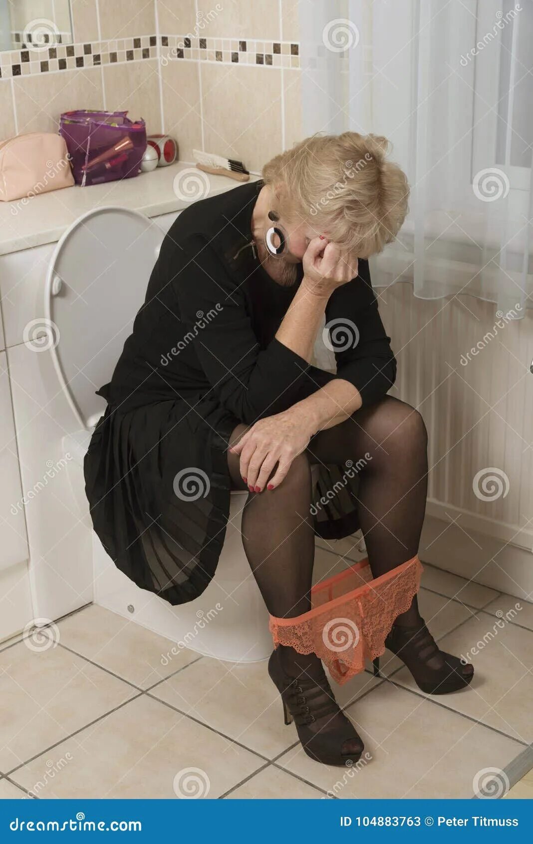 Пожилые бабы ссут в туалете фото Woman with Bowed Head Sitting on Toilet Stock Image - Image of ditressed, privat