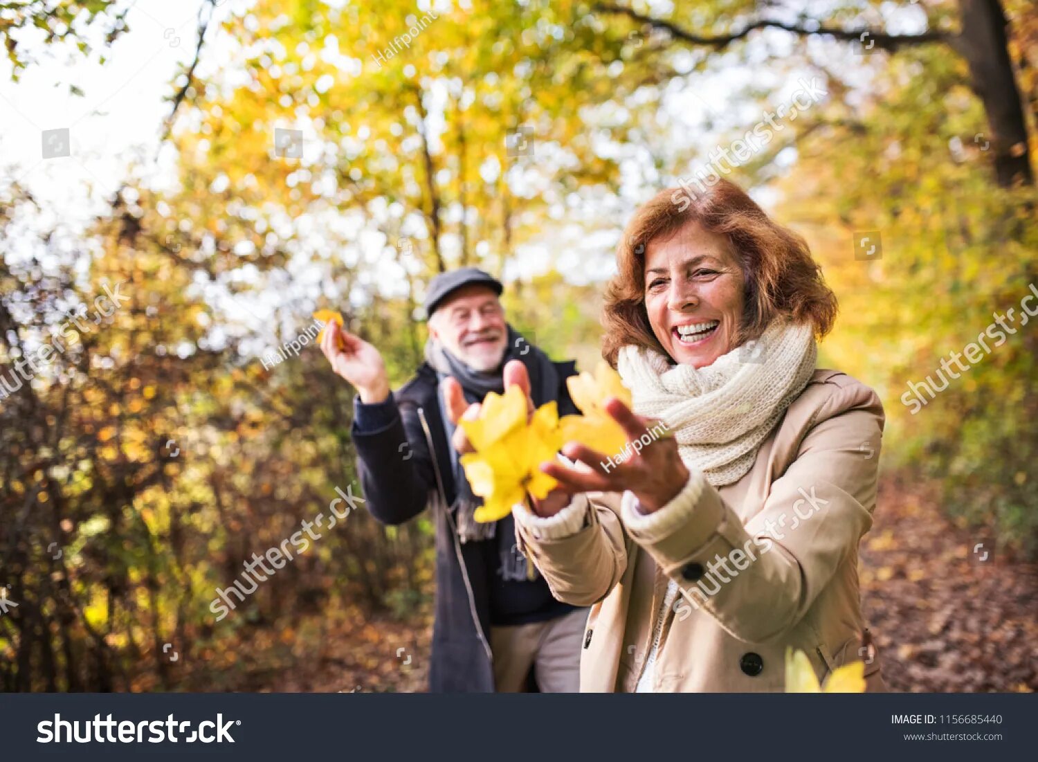 Пожилые люди осенью фото 85.071 Senior autumn Gambar, Foto Stok & Vektor Shutterstock