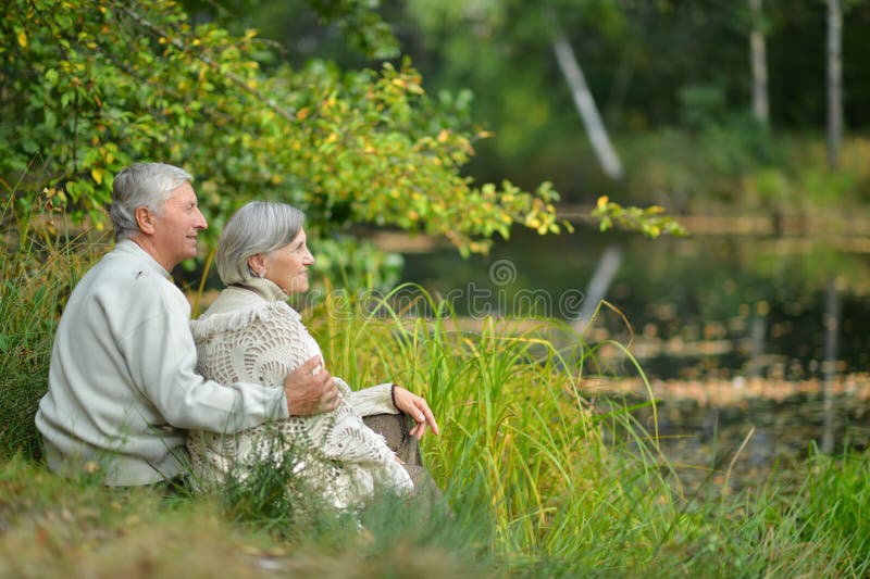 Пожилые на природе фото Elderly couple in nature stock image. Image of friendly - 120387555