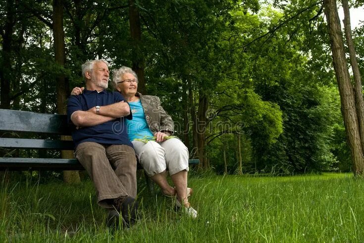 Пожилые на природе фото Elderly couple enjoying the view. Outside portrait of an elderly couple on a ben