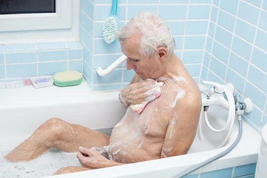 Пожилые в ванной фото Shirtless Old Man Изображения: просматривайте стоковые фотографии, векторные изо