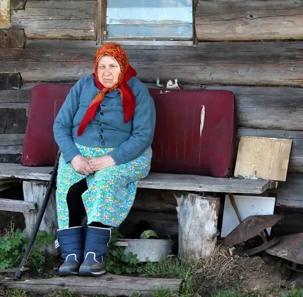 Пожилые женщины в деревне фото After the funeral of her husband, Maria Ivanovna was approached by fellow villag