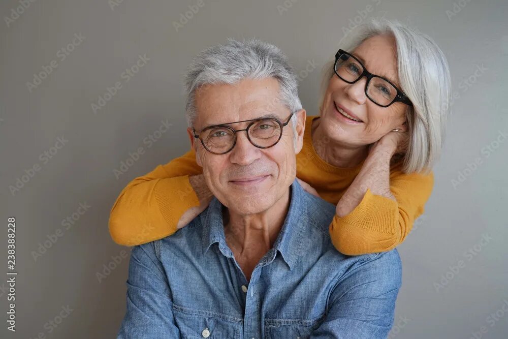 Пожилых в очках фото Portrait of relaxed fun senior couple wearing glasses on background фотография S