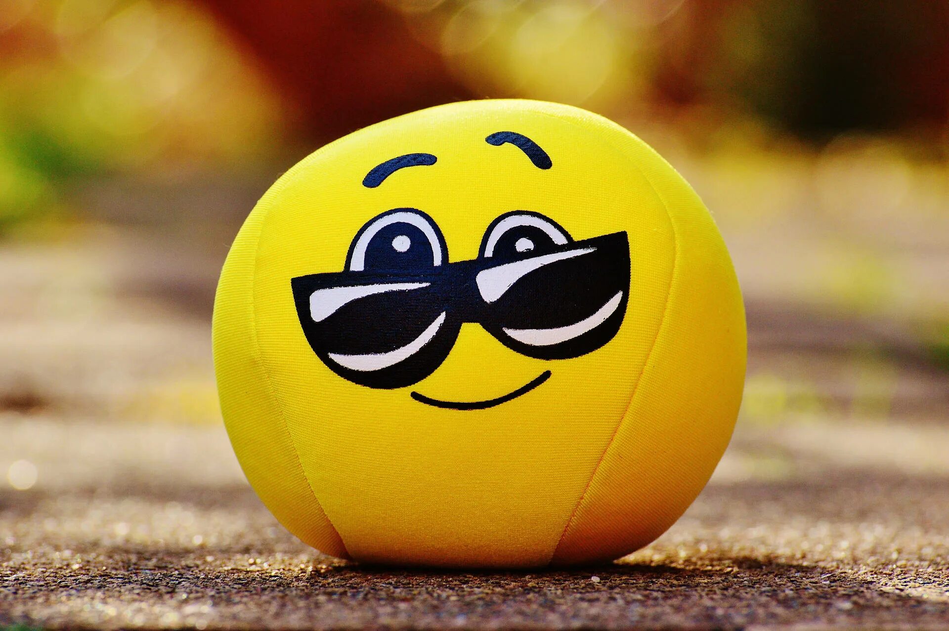 Позитивная картинка на аву Download Happy Emoji Shades Wallpaper Wallpapers.com