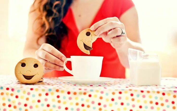 Позитивное утро для девушки картинки girl mug cup tea cookies smile morning mood Happy morning, Tea cookies, Dobro