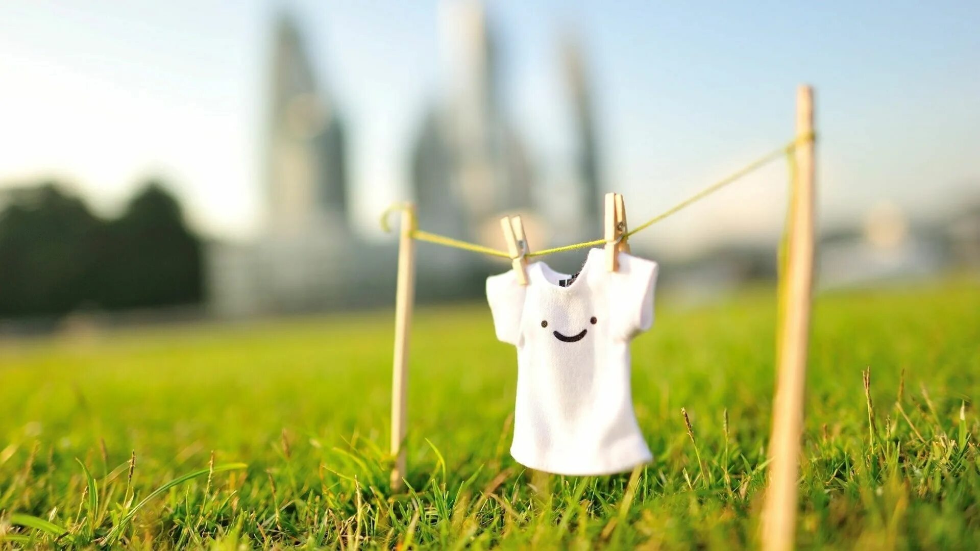 Позитивные картинки на телефон Smile, Clothes, Clothesline, Grass, Photography, white miniature shirt #smile #c