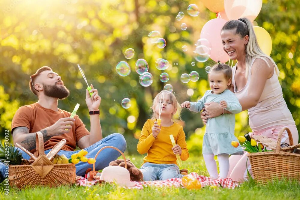 Позитивные картинки семья Happy family having picnic in the park фотография Stock Adobe Stock