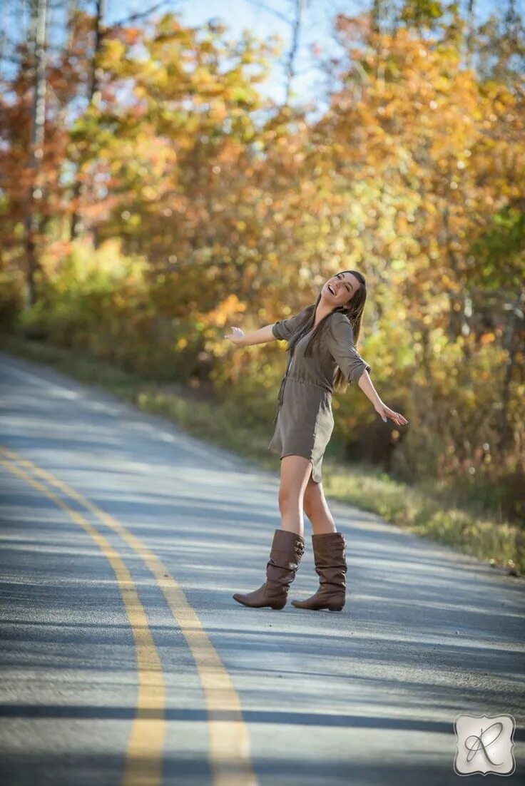 Позы для фото на дороге Senior Portrait / Photo / Picture Idea - Girls - Roads - Streets - Sidewalks - P