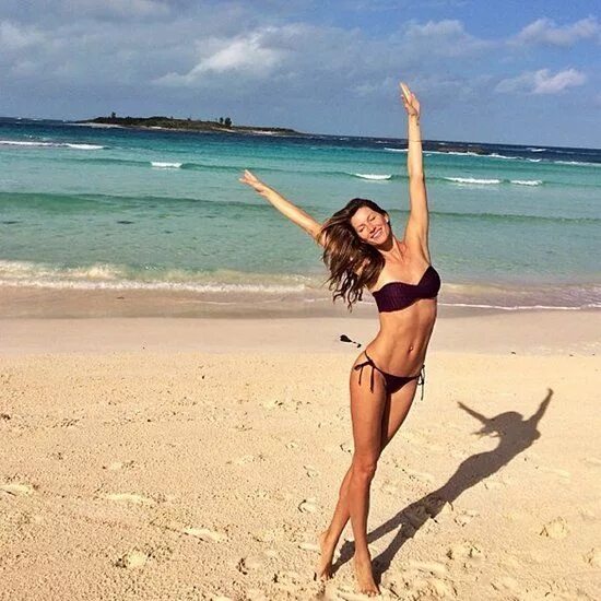 Позы для фото на пляже Now That She's Retired From the Runway, Look Back on Gisele Bündchen's Best Snap