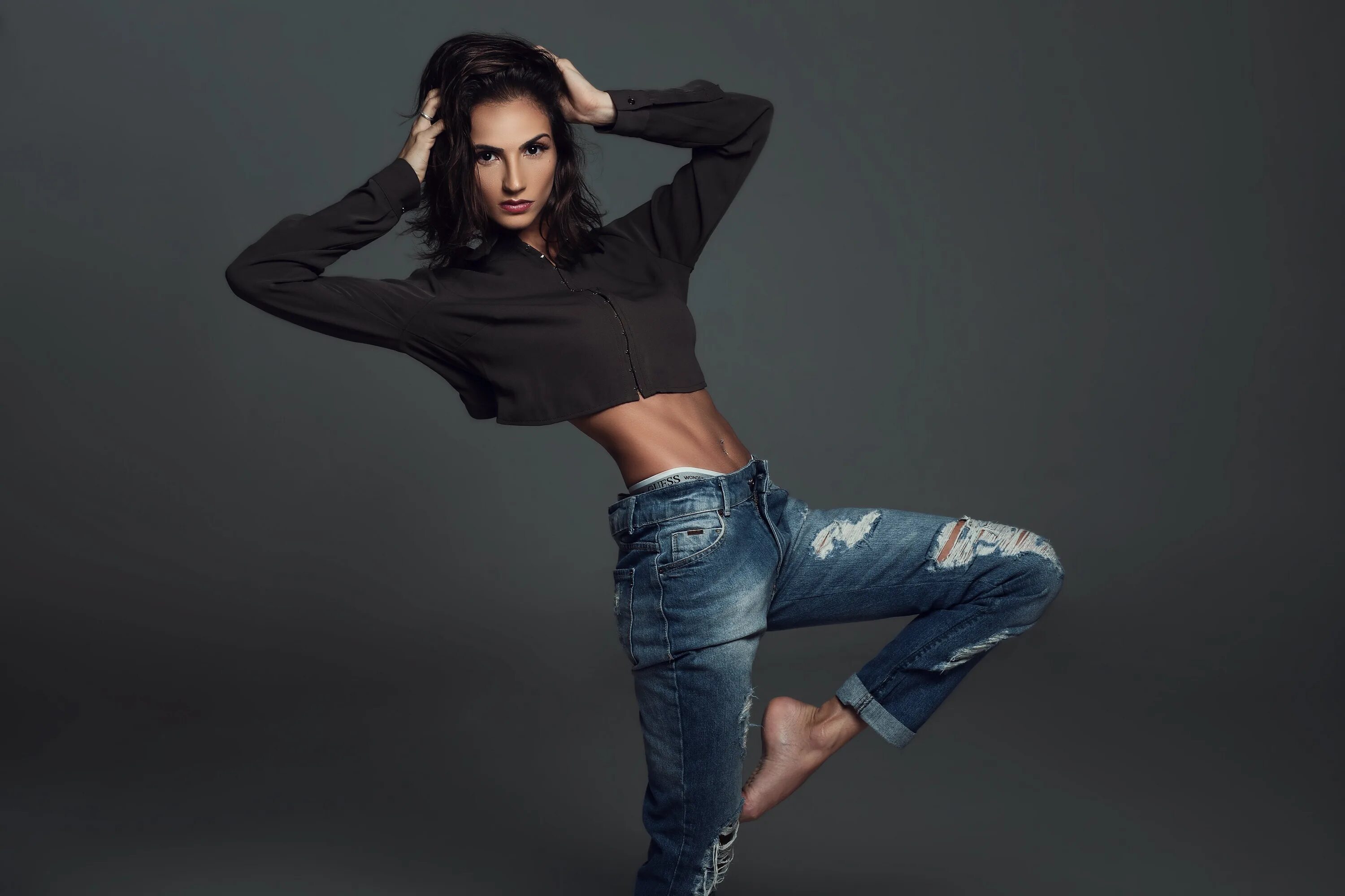 Позы для фото в джинсах девушке Скачать обои girl, model, jeans, brunette, cute, раздел девушки в разрешении 547