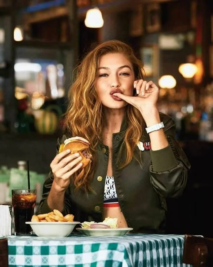 Позы для фото в кафе Kreative Foto Idee Restaurant Location Inspiration Gigi hadid tommy, Gigi hadid,