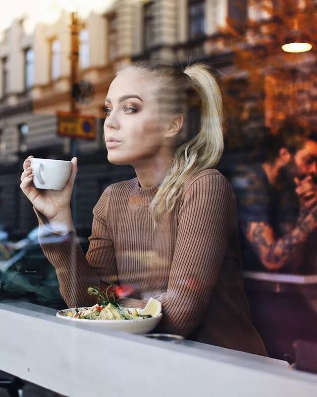 Позы для фото в кафе для девушек Angelica Blick on Instagram: "Coffee ☕" Angelica blick, Photoshoot, Angelica